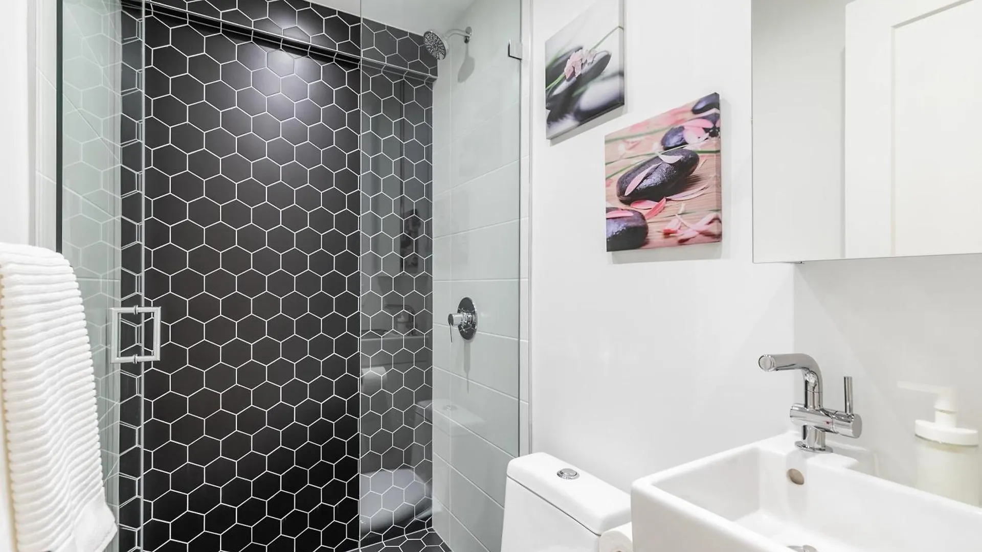 Beautiful Modern Apartment Unit In High Park North Toronto