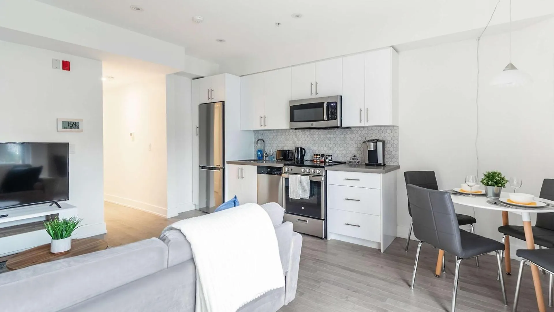 Beautiful Modern Apartment Unit In High Park North Toronto