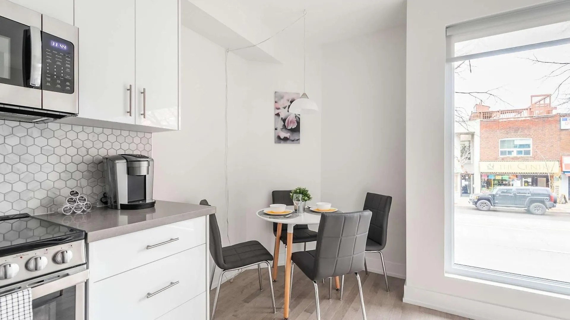 Beautiful Modern Apartment Unit In High Park North Toronto