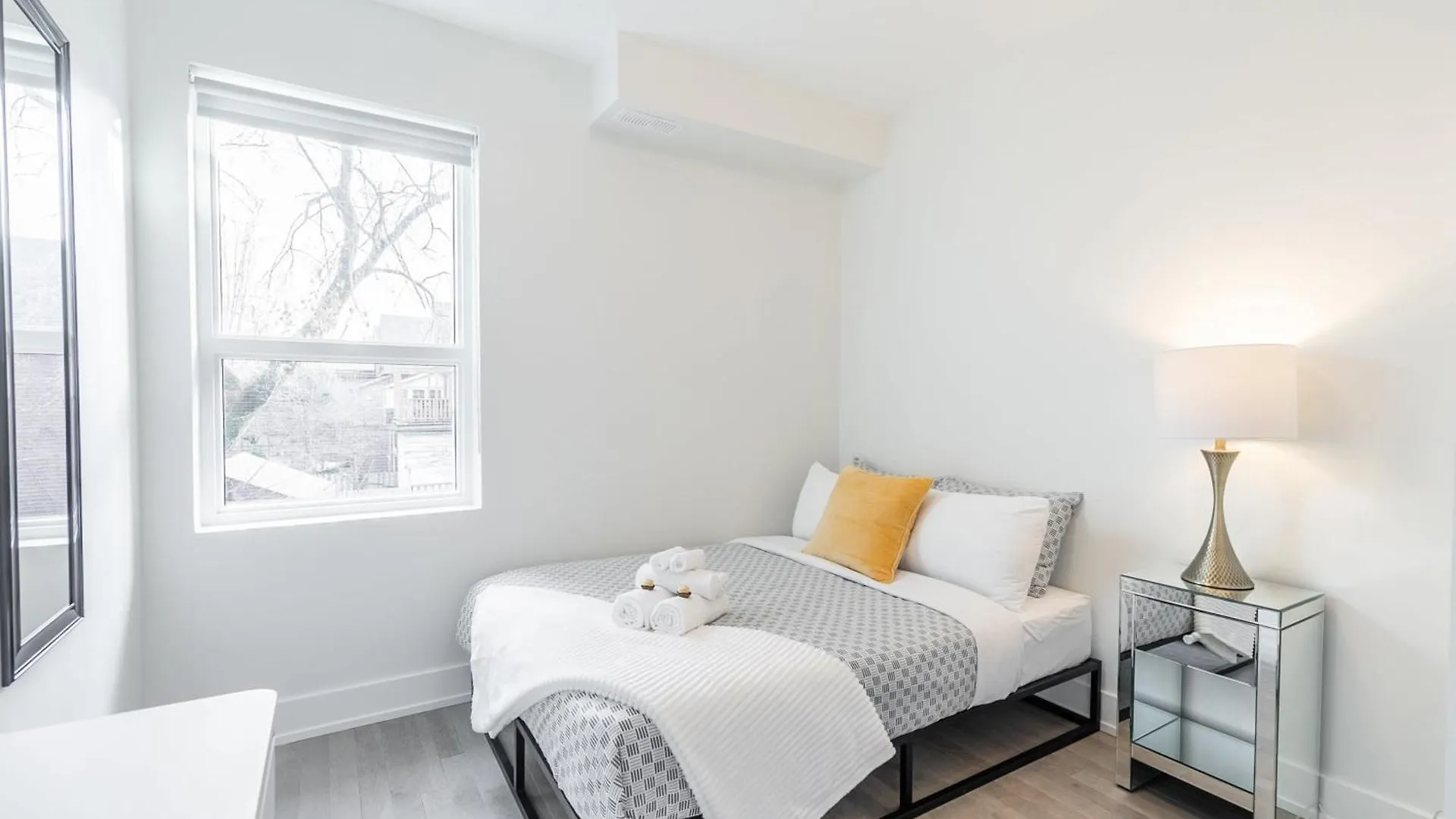 Beautiful Modern Apartment Unit In High Park North Toronto