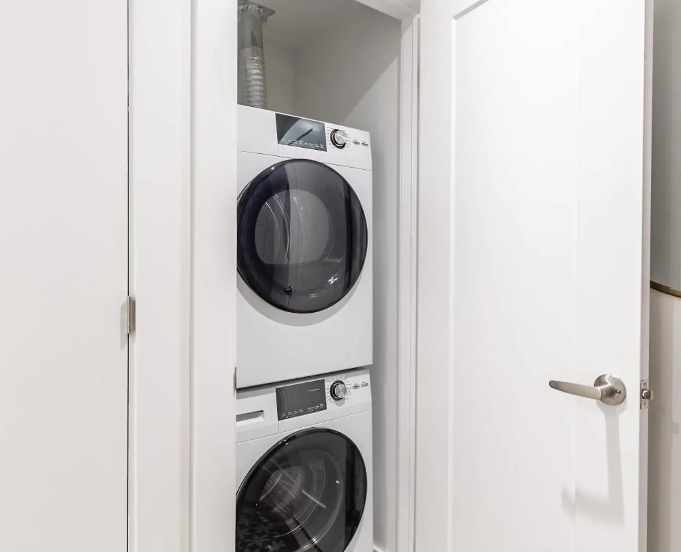 Beautiful Modern Apartment Unit In High Park North Toronto Kanada